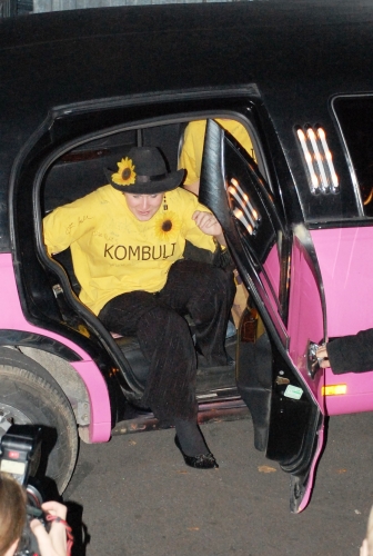 KOMBUĻI uz albuma prezentāciju atbrauc limuzīnā (FOTO) (Bilde 3)