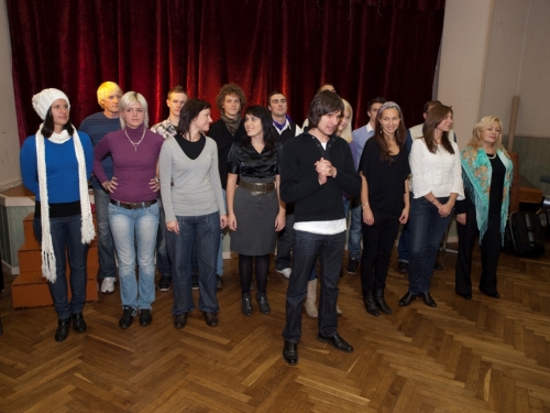 Andrim ĒRGLIM fanes dāvina baltas rozes (FOTO) (Bilde 2)