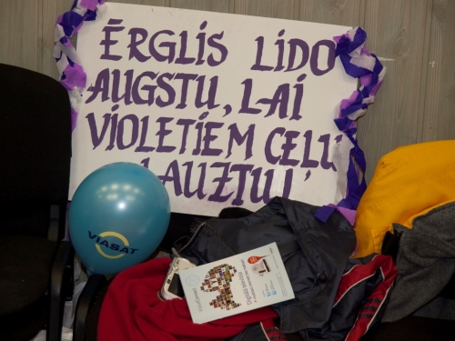 Andrim ĒRGLIM fanes dāvina baltas rozes (FOTO) (Bilde 4)