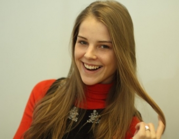 Modele Alise Znaroka prezentē savu mīļoto