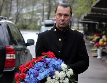 Leons Zviedris uz miljonāra bērēm ierodas ar ziedu klēpi Krievijas karoga krāsā
