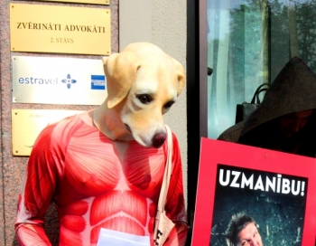 Šādi izskatās latviešu advokāts, kurš ēd suņu gaļu un ar to publiski dižojas