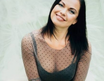 Seksīgā Evija Skulte ‘salaiž’ uzreiz ar diviem vīriešiem