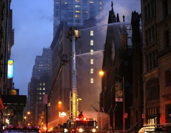 VIDEO: Ņujorkā milzu liesmās nodeg vēsturiska baznīca