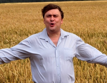 Saplēstās krūzes zvaigzne Imants Strads pavāršovā pie Roberto
