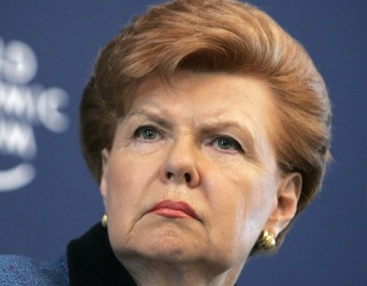 Vaira Vīķe-Freiberga blefo