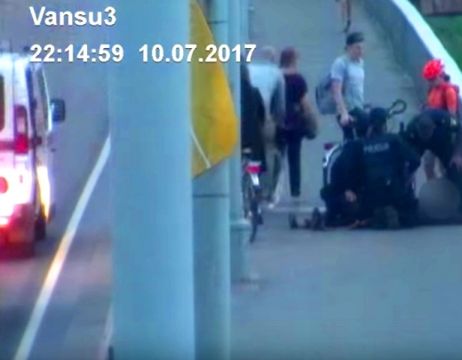 Pateicoties bezbailīgai meitenei uz Vanšu tilta izglābts pašnāvnieks. VIDEO