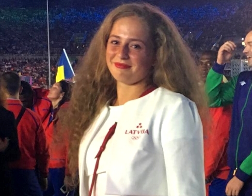 Izcilā Aļona Ostapenko dejo rumbu izsmalcinātā deju konkursā. VIDEO