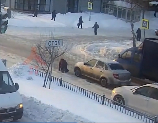 Šokējošs VIDEO. Šoferis uz ielas speciāli notriec pakritušu gājēju