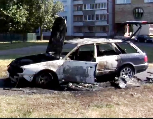 Pļavniekos greizsirdīga blondīne satrakojas, sadur riepas un aizdedzina mīļotā puiša auto