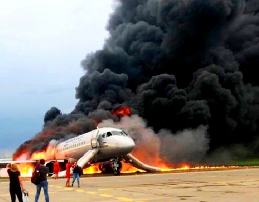 41 bojāgājušais un daudz ievainoto. Neticami, bet Maskavas Šeremetjevas lidostā atklāti degošu aviolaineri nesagaida pat ugunsdzēsēji