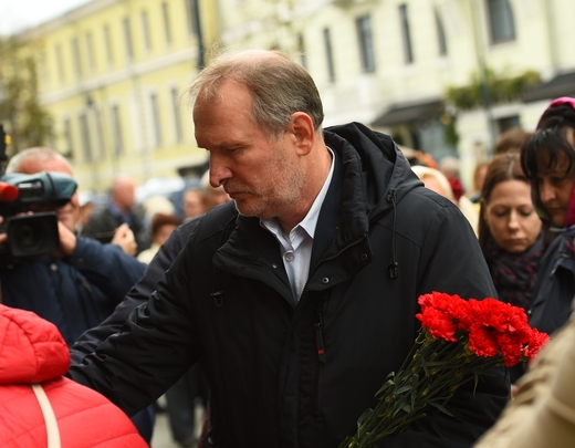 Visa Maskava raud. Slavenību zieds atvadās no 'Divpadsmit krēslu' režisora Marka Zaharova