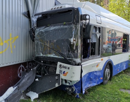 Publicējam liktenīgo autokatastrofas video, kā pārdzēries Mercedes vadītājs ietriecas 15. maršruta trolejbusā Ķengaragā