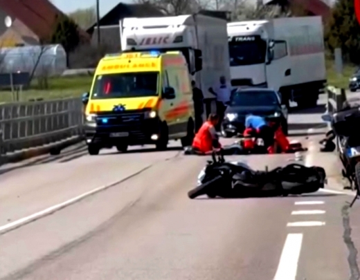Mediķi izmisīgi cenšas glābt. Letāla avārija uz tilta Rēzeknē. VIDEO