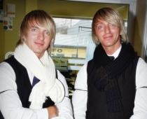 Blondie dvīņu brāļi atklājuši aukstās sezonas karsto kokteiļu modi (FOTO)
