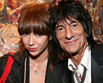 Rolling Stones Ronijs Vuds piekāvis savu jauno krievu draudzeni