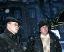 Dombrovskis aptuveni pusstundu viesojas pie "telšu pilsētiņas" iemītniekiem