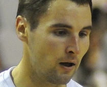 Basketbolistam Jurim Andžejevskim lauzti divi deguna kauli