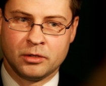 Atbalsts Dombrovskim strauji samazinās