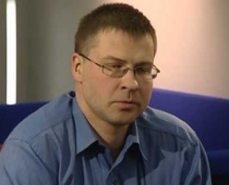 Dombrovskim pieder tikai parasts dzīvoklis un "apsnidzis SAAB"
