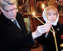 ZATLERS aizvedis sievu uz baznīcu (FOTO)
