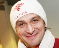 Vārtsargs Sergejs Naumovs olimpiešu modes skatē izģērbjas - FOTO