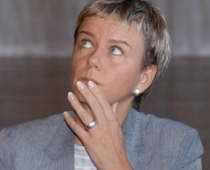 Iekšlietu ministre lūdz nodrošināt apsardzi, jo viņas bērnus kāds fotografē