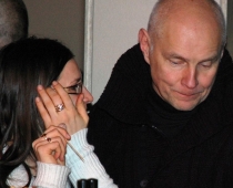 Muzikālās bankas banketā BABRA jaunā sieva slēpj seju (FOTO)
