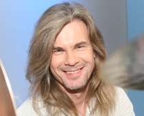 Pēc 18 gadiem mūziķis Lintiņš, gatavojoties šovam "nogriež" skaistos matus FOTO