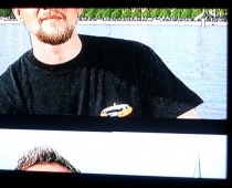 "Uzkārusies" Latvijas Televīzija - ekrānā apkopēji mazgā skatuvi (FOTO)
