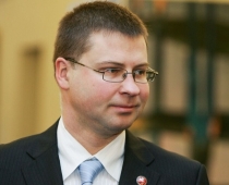 Dombrovskis: Nepieciešams ierobežot oligarhu lomu politikā