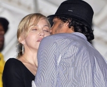 Madonna manīta skūpstāmies ar Džīzusu Lazu (paparaci FOTO)