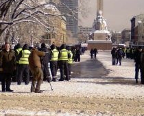 Stingrā policistu uzraudzībā leģionāru piemiņas gājienā iztiek bez konfliktiem