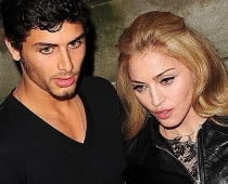 Madonna aizliegusi Džīzusam Lazam tikties ar Lindsiju Lohanu