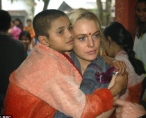 Dokumentālā filma ar Lindsiju Lohanu par bērnu tirdzniecību Indijā