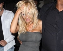 Pamela Andersone „galīgā tintē” (paparaci FOTO)