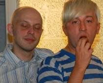 Skandalozi slavenajam frizierim Pēram jauna frizūra un draugs (FOTO)