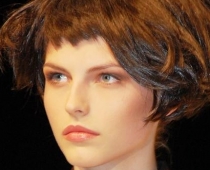 Latviešu supermodele - Katrīna Karlīna Caune smēķē sabiedriskā vietā (FOTO)