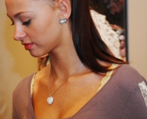 "Mis Latvija 2009" pavedinošā apģērbā apmeklē izstādi (FOTO)