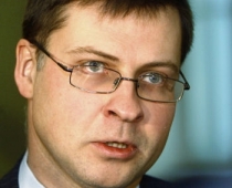 Dombrovskis mierina, ka budžetu "cirps" daudz mazāk