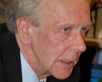 Grūtups jauno grāmatu pērk par savu naudu (FOTO)