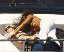Lady GaGa pieķerta maigojamies ar sievieti (paparaci FOTO)