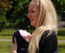 "Latvijas Princese" Katrīna Puriņa slēpj jaundzimušās meitenītes seju (FOTO)
