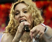 Madonna pateikusies faniem, kuri palīdzējuši atbrīvot no soda geju pāri