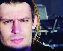 Radio dīdžejs gājis bojā nokrītot no jumta