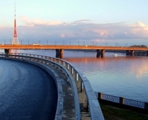 27 gadus vecs vīrietis atveldzējas, lecot no Salu tilta Daugavā, un noslīkst