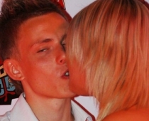 17 gadus vecā Krištopanu meita nekautrējas publiski skūpstīties (FOTO)