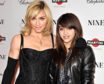 Madonnas 13g.v. meita izmēģina spēkus modes biznesā
