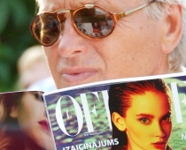 Skandalozais dzīves baudītājs Oskars Barševskis žurnālos meklē savas bildes FOTO