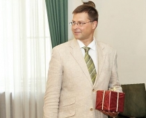 Dombrovskis dzimšanas dienā saņēmis zobenu un galda pulksteni